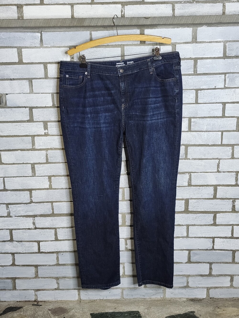 • Amazon Essentials Women's Plus Straight Leg Jeans Size 20 Dark Wash Flaw Hem